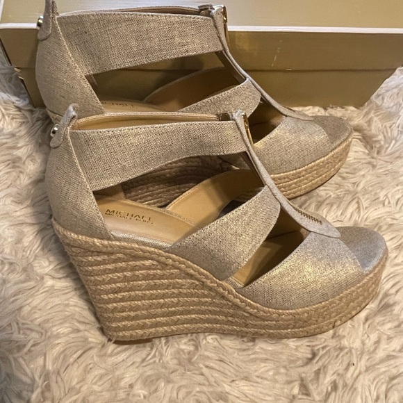 Michael Kors Metallic Linen
Damita Wedge - Picture 3 of 11